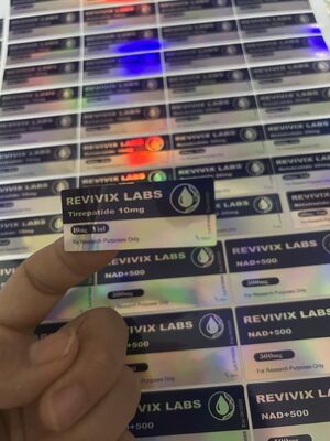 Etykiety na fiolkach z tirzepatydem 10 mg na opakowaniach farmaceutycznych