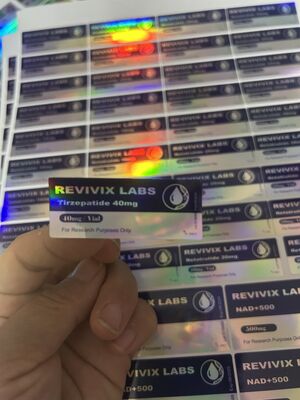 Etykiety na fiolkach z tirzepatydem 10 mg na opakowaniach farmaceutycznych